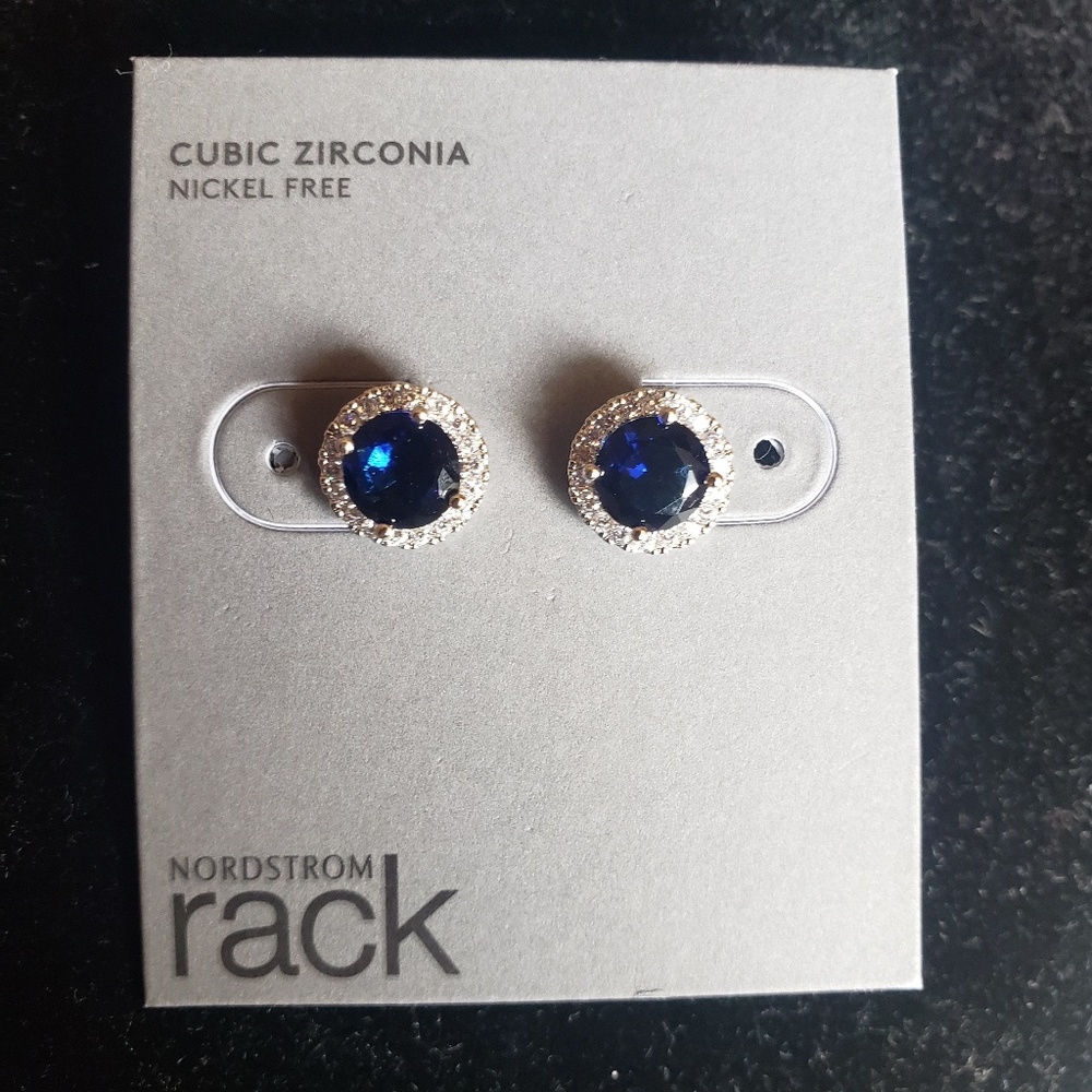 NWOT Rounded studs